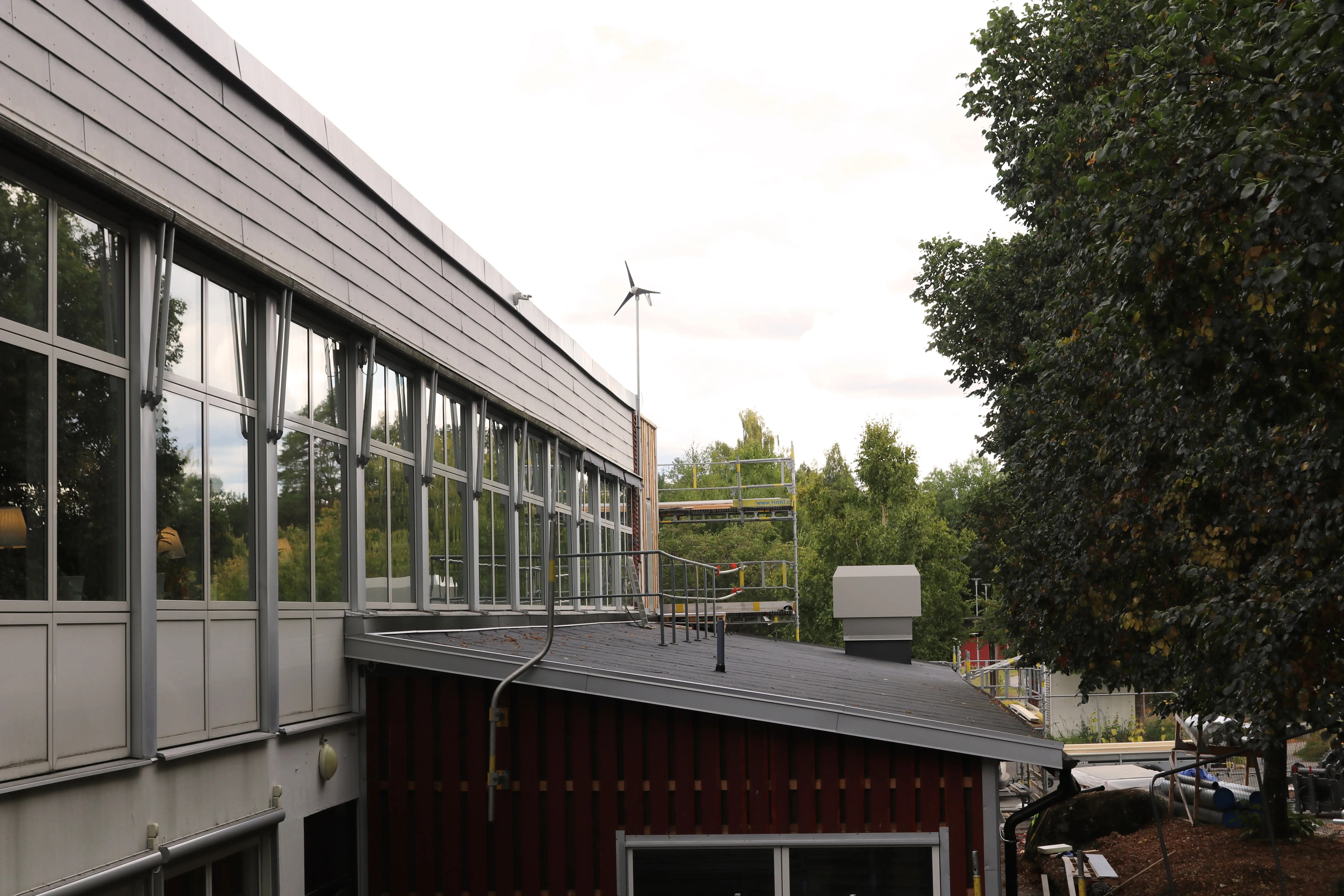 Bild på fastighet med byggställningar.