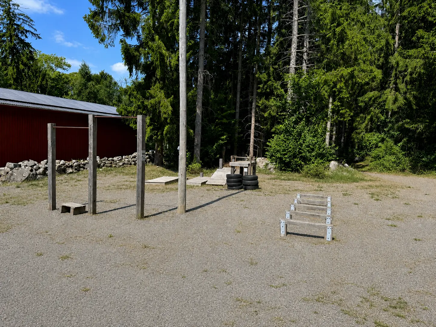 Bild på ett utegym (i Glimåkra) på ett större rekreationsområde.