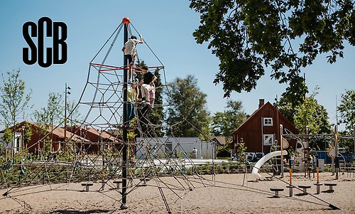 Bild på barn i klätterställning tillsammans med logotyp med bokstäverna s, c och b.