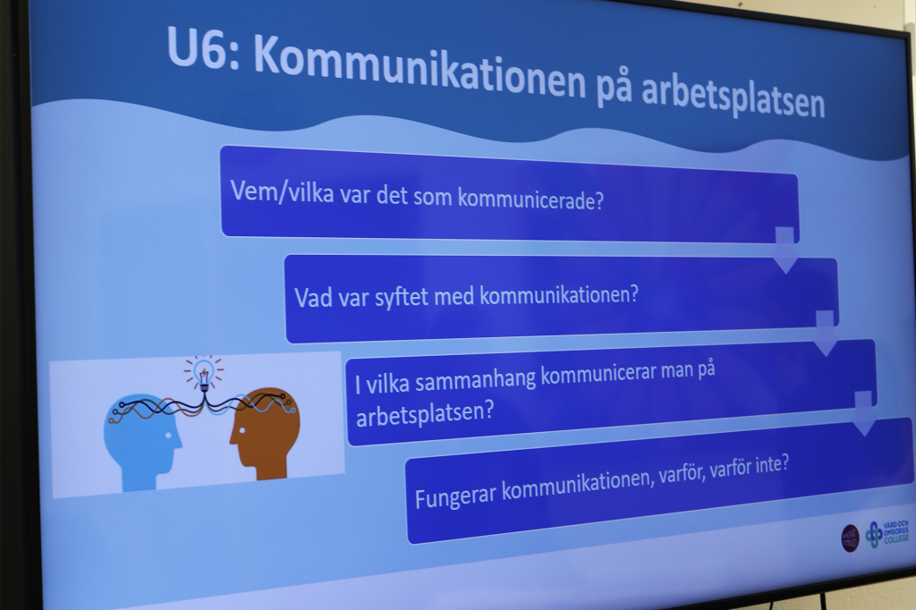 Bild på bildspel på skärm där huvudrubriken är "Kommunikationen på en arbetsplats".