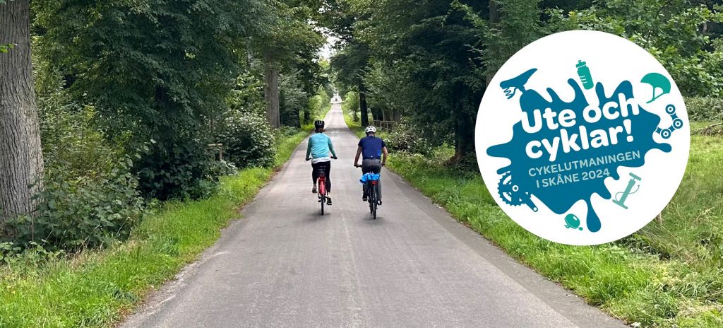 Bild på två personer som cyklar i mitten av en allé. På bilden finns även den blå-gröna Ute-och-cyklar-loggan.